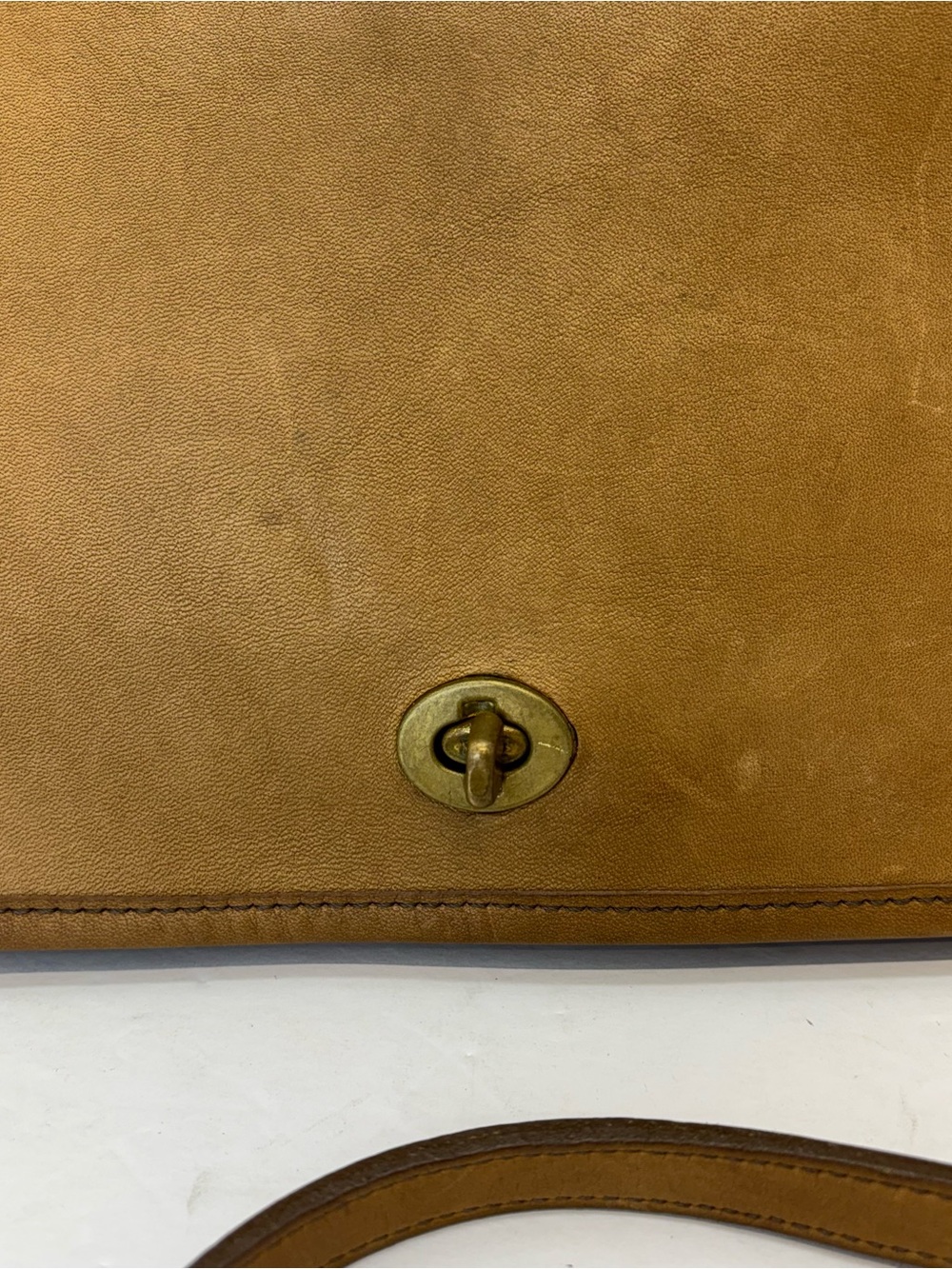 Vtg 70’s NYC Coach Tan Leather Crossbody Bag w/ Classic Turn Key Hardware Read - Picture 4 of 16